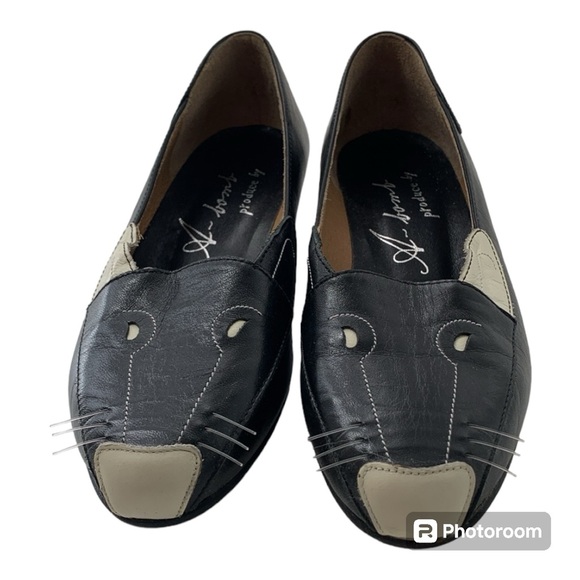 A bomb flats with a cat face. - Picture 1 of 7